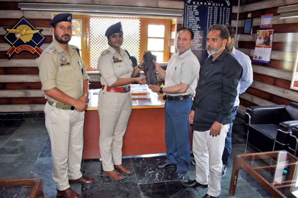 जम्मू-कश्मीर पुलिस ने पुरानी मूर्ति पुरातत्व विभाग को सौंपी